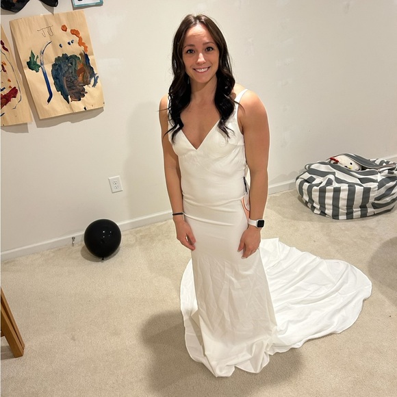 Dresses & Skirts - Elegant White Sleeveless Dress